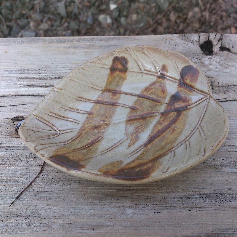 [JAEE Ceramics] brush color leaf pattern dish - จานเล็ก - วัสดุอื่นๆ สีนำ้ตาล