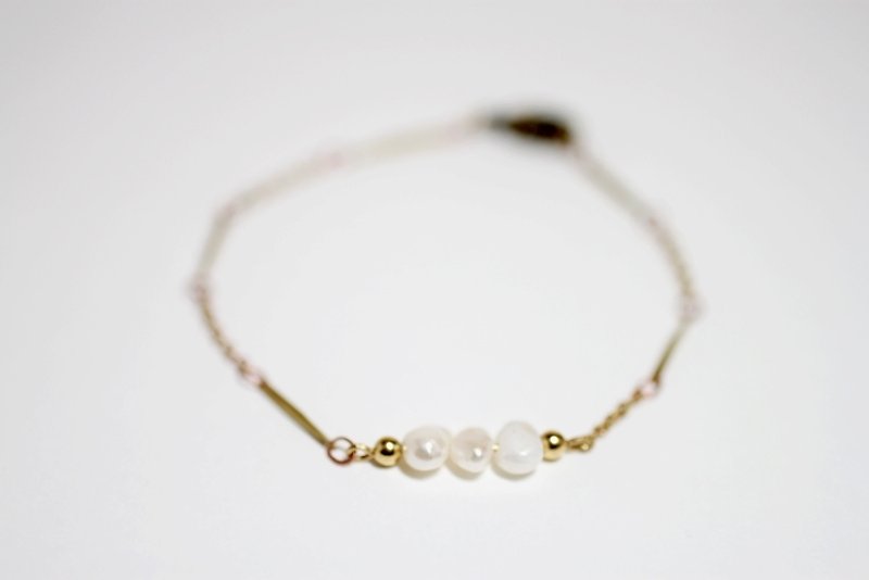 小珍珠 復古簡約珍珠黃銅幾何造型手鍊 - 手鍊/手鐲 - 其他金屬 白色