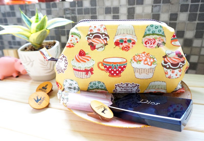Bon appetit! Sweetheart mouth gold cosmetic bag - Toiletry Bags & Pouches - Other Materials Yellow