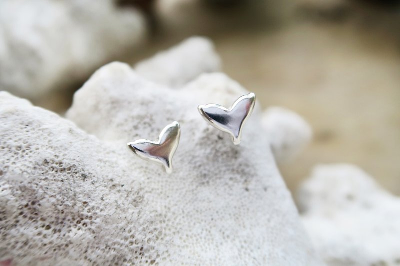 Heart of the Sea Dolphin Earrings in Sterling Silver - ต่างหู - เงินแท้ สีเทา