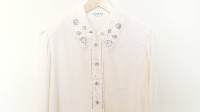 [ilakoa clothing] {古著vintage} 日本 氣質精美淡雅灰藍花刺繡白色襯衫 文藝 復古 有肩墊 - 女襯衫 - 其他材質 白色