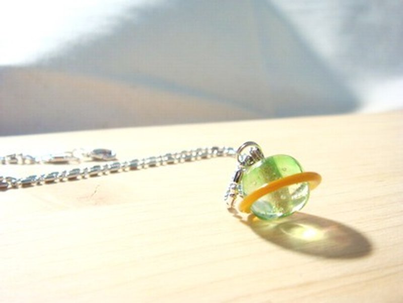Yuzu Lin Liuli - Little Saturn full of love - Green x Orange - Liuli Necklace - Necklaces - Glass Green