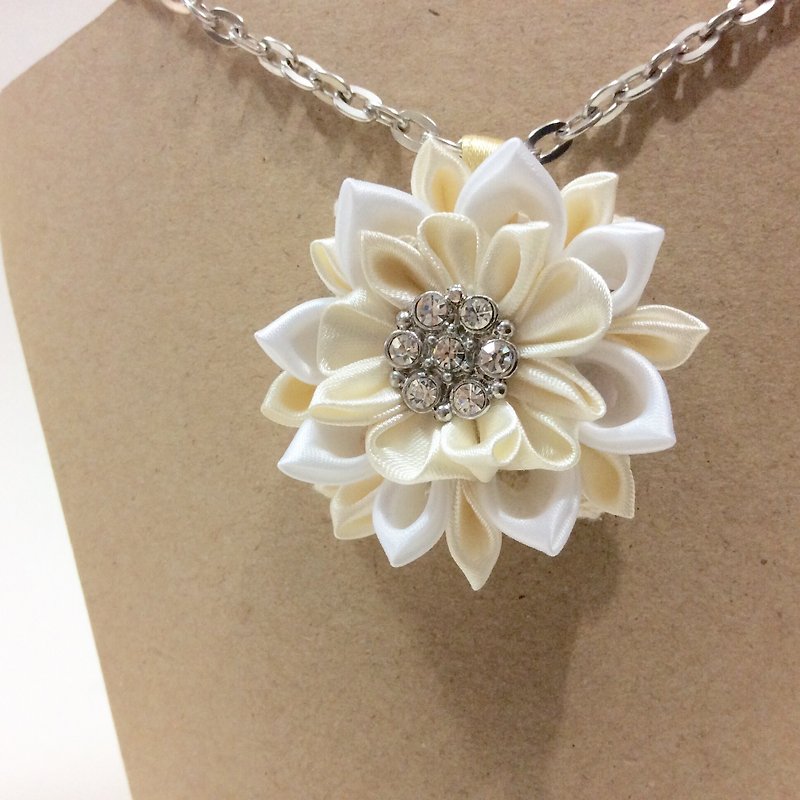 Kanzashi gold white ribbon flower necklace（つまみ細工） - สร้อยคอ - ผ้าไหม สีทอง