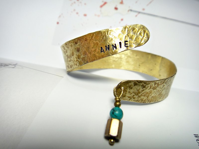 Bracelet ◎ pure hand beat*customer lettering*brass bracelet 【customization】 - Bracelets - Other Metals 