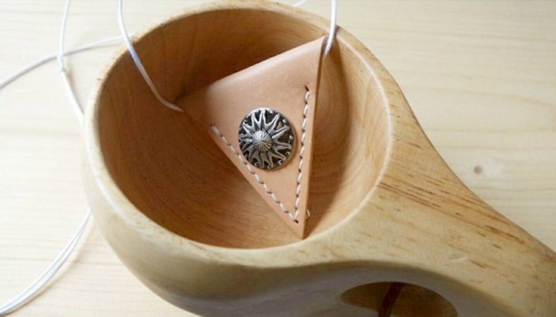 Handmade triangular leather necklace/gift/ - สร้อยคอ - หนังแท้ สีกากี