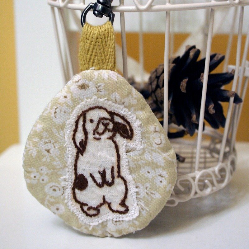 [vicPLAYground] Embroidered Bunny Keychain Charm - ที่ห้อยกุญแจ - กระดาษ สีทอง