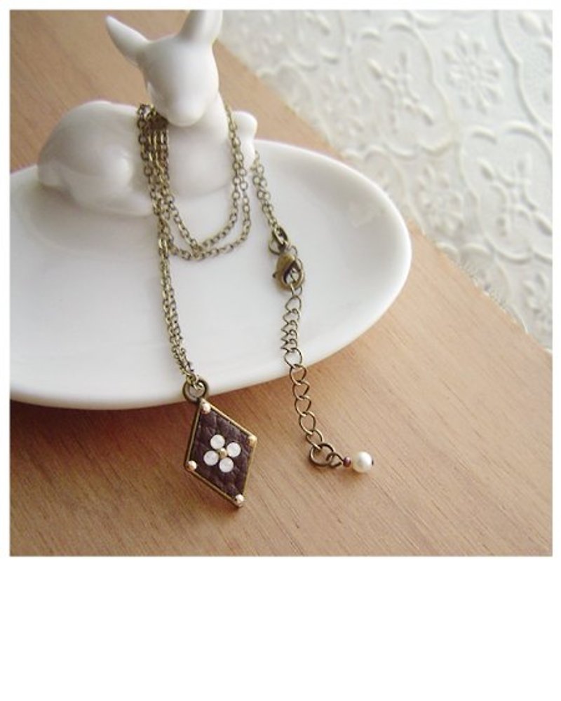 Simple Cross flower leather necklace (protein) - สร้อยคอ - โลหะ ขาว