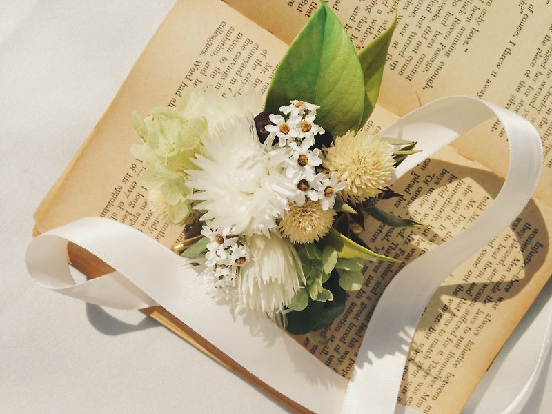 I Wedding Collection I Classic Nature_Bride/bridalmaid's wrist dry flower_can be customized - ตกแต่งต้นไม้ - พืช/ดอกไม้ ขาว