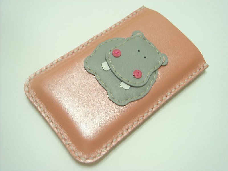 { Leatherprince 手工皮革 } 台灣MIT 粉紅色 可愛 河馬 iPhone 純手工牛皮保護套 / Hugo the Hippo iPhone leather case ( Metallic pink ) - อื่นๆ - หนังแท้ 