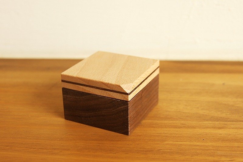 Pre-order - Inclusive - Notch Series / Wooden Ring Box - Elegant Classic (Radium engraving must be purchased separately) - แหวนทั่วไป - ไม้ สีนำ้ตาล
