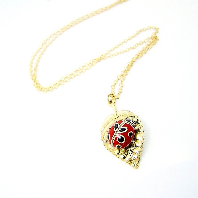 Ladybug on leaf pendant in brass ,Rocker jewelry ,Skull jewelry,Biker jewelry - สร้อยคอ - โลหะ 