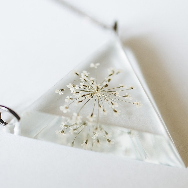 OOPSY - Bishop's Flower plant transparent triangle necklace - สร้อยคอ - วัสดุอื่นๆ ขาว