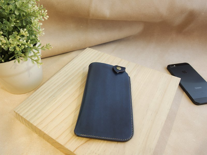 isni 曲線釦手機套 皮套 湖水藍 4.3吋以內手機適用 歐洲牛皮 職人手作り 縦型携帯電話ケース 情人節 - 手機殼/手機套 - 真皮 藍色