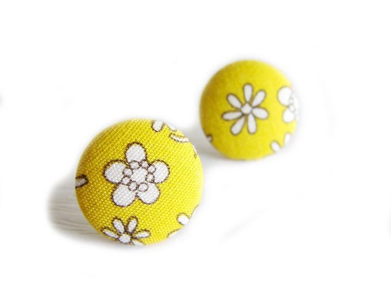 布釦耳環 黃色小花 可做夾式耳環 - 耳環/耳夾 - 其他材質 