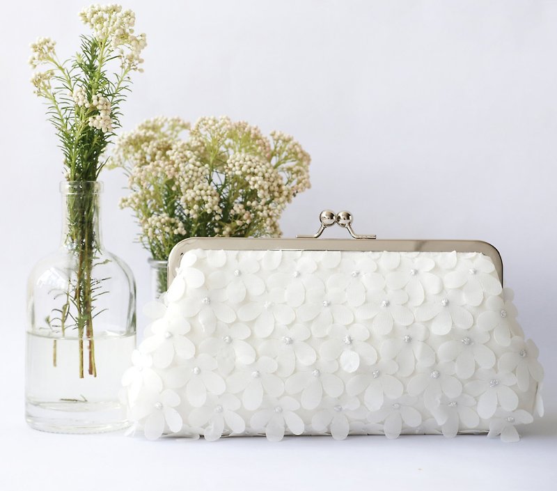 Handmade Clutch Bag in  ivory | Gift for Brides, Bridesmaids |  Flower petals - กระเป๋าคลัทช์ - วัสดุอื่นๆ ขาว