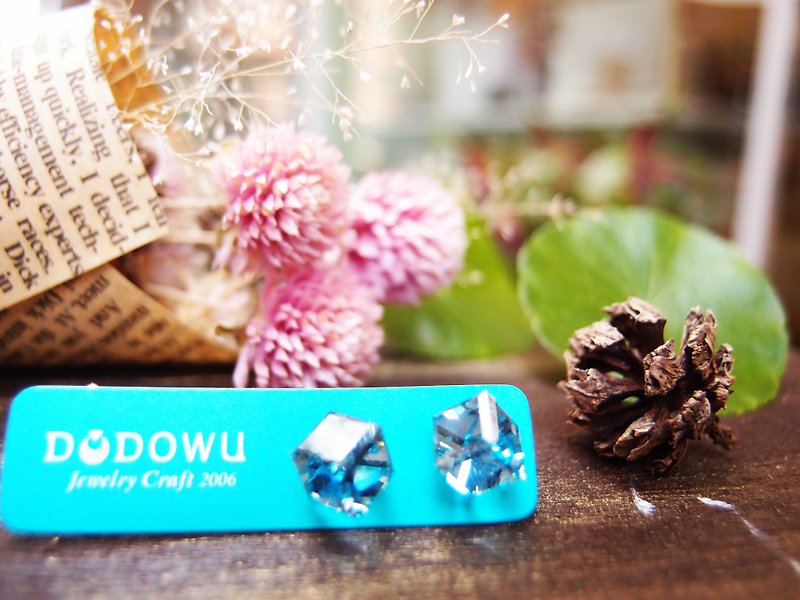 《DODOWU手作輕珠寶》【奧地利水晶※藍色冰塊 耳環】淡淡藍色,在夏日裡的一抹清涼