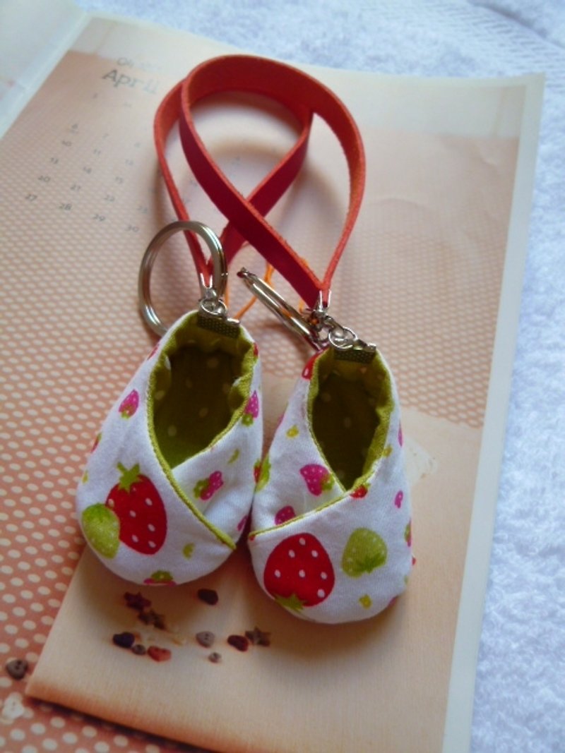 草莓 好運鞋吊飾 好孕鞋 - 鑰匙圈/鎖匙扣 - 棉．麻 綠色