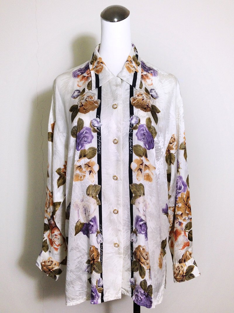 Vintage time [silk flowers textured antique white shirt] abroad back to vintage silk shirt VINTAGE - เสื้อเชิ้ตผู้หญิง - วัสดุอื่นๆ หลากหลายสี