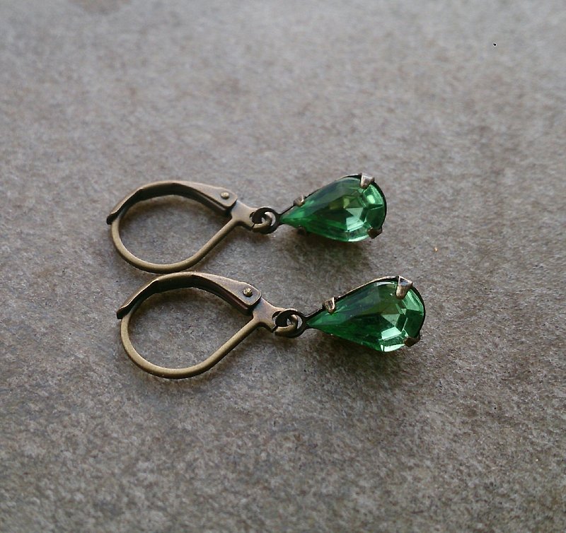 古董淺綠水滴型玻璃耳環 - Earrings & Clip-ons - Gemstone Green