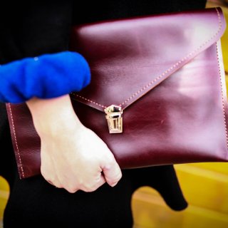 [Buckle Envelope Clutch - Burgundy Burgundy] ZiBAG-009