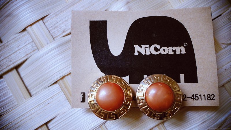 NiCorn hand made - hair happiness - Orange pearl temperament retro earrings (ear clip-on) - ต่างหู - วัสดุอื่นๆ สีส้ม