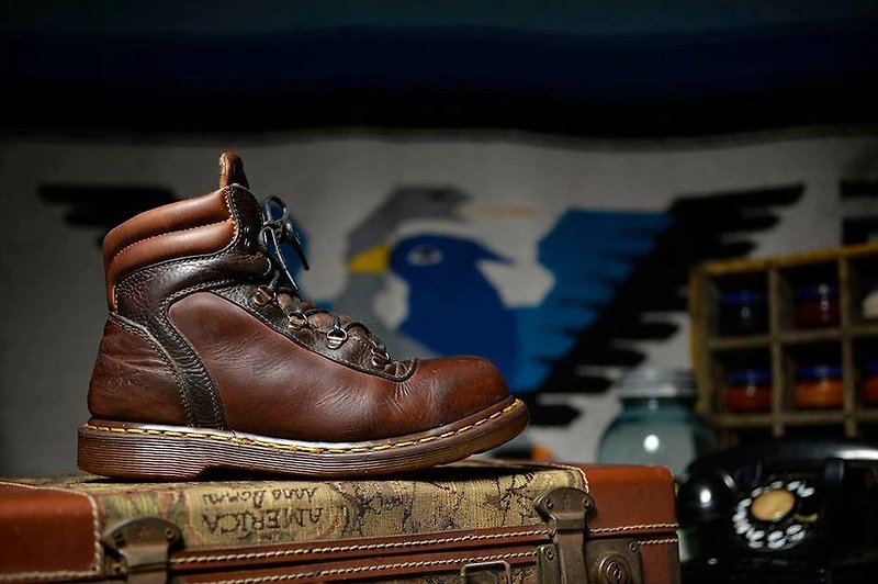 Vintage British retro brown 5-hole Dr. Martens steel toe work boots - รองเท้าหนังผู้ชาย - หนังแท้ สีนำ้ตาล
