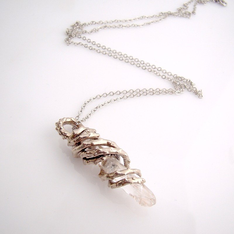 Patina roses pendant with clear quartz stone and oxidized antique color - 項鍊 - 其他金屬 