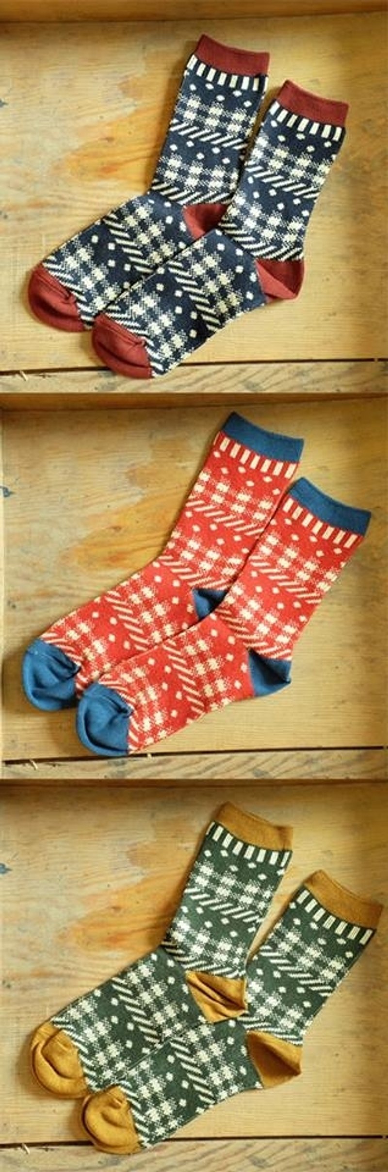 Bebebobo :::<咯咯笑笑>高品質方格圓點複古撞色襪 - Socks - Other Materials Red