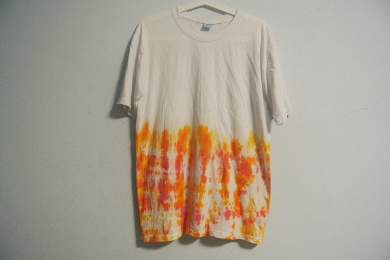 Yan Yan hand-dyed - Yen Yen render short-sleeved clothes. T-shirt. Hippie. - Unisex Hoodies & T-Shirts - Cotton & Hemp Orange