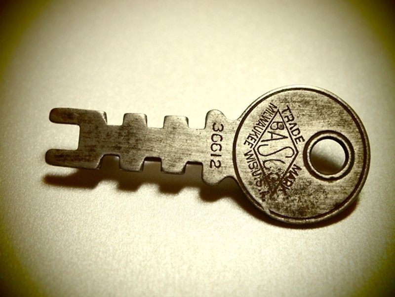 Steampunk steam punk key pin 36612 - เข็มกลัด - วัสดุอื่นๆ สีเทา