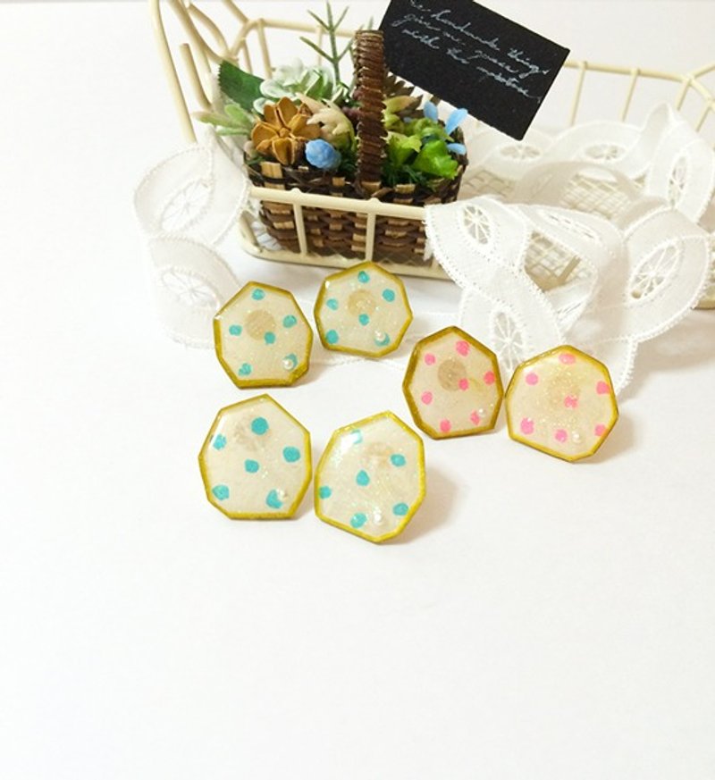 無敗のクラシックな少しハードプラスチック製の耳鍼（2色） - ピアス・イヤリング - アクリル ブルー