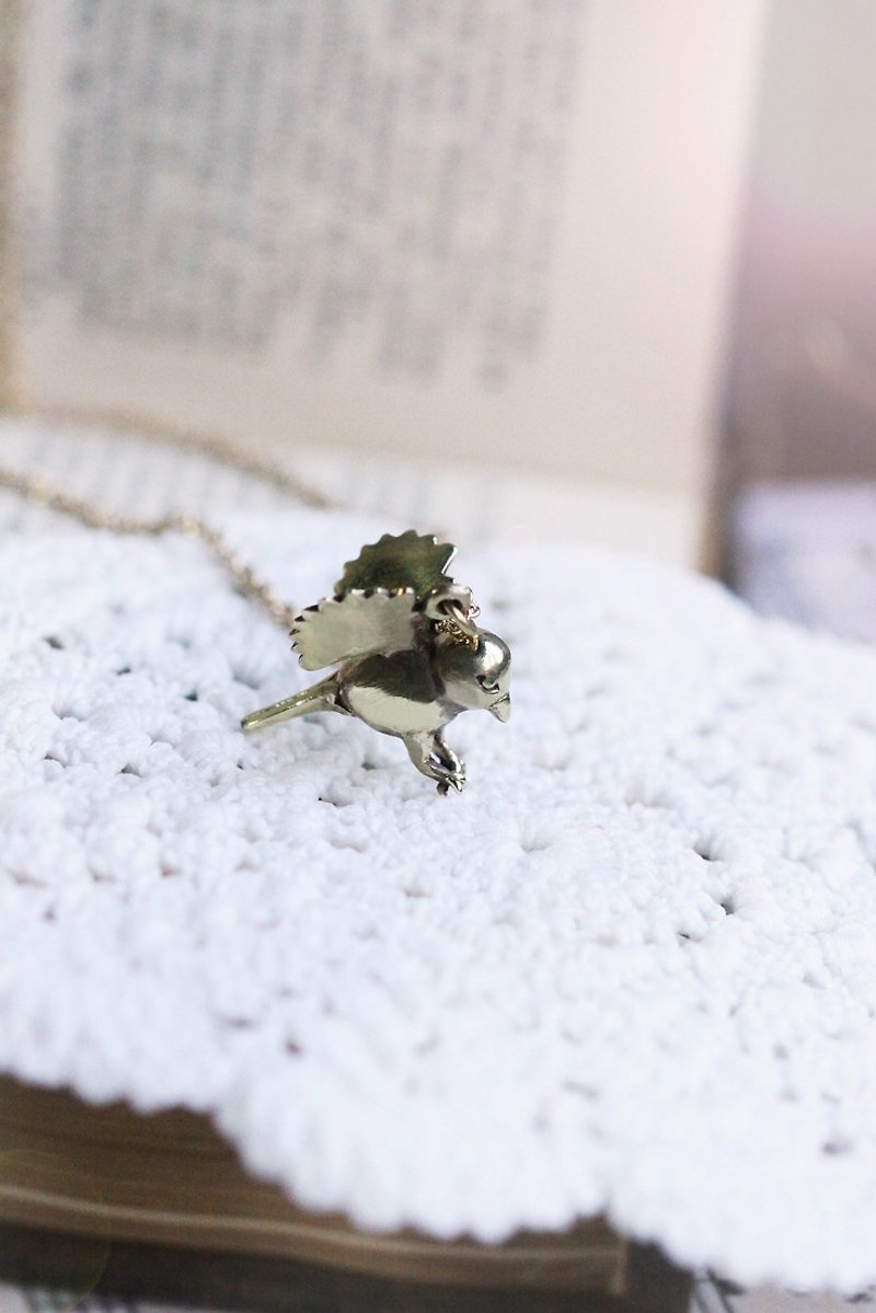 Small bird pendant necklace by linen. - 項鍊 - 其他金屬 
