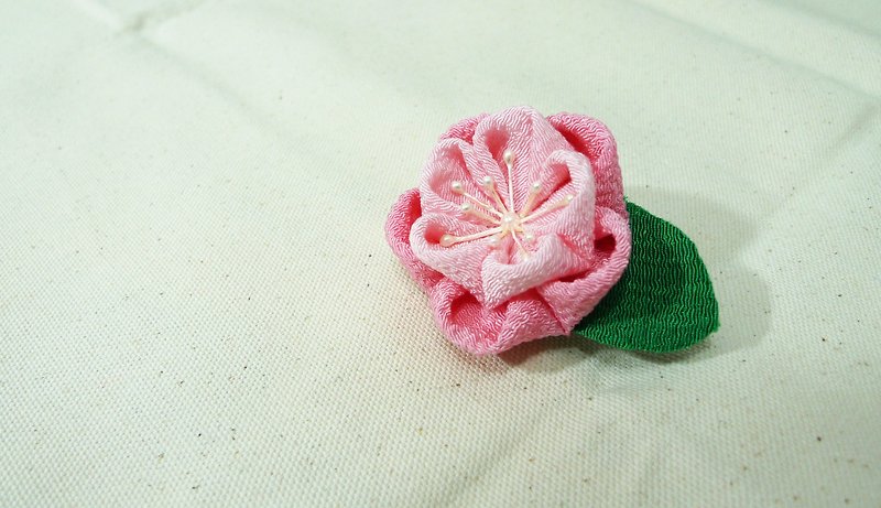Umebud plum zu Mi Mi fine Japanese cloth flowers and wind flower hairpin - Hair Accessories - Other Materials Pink