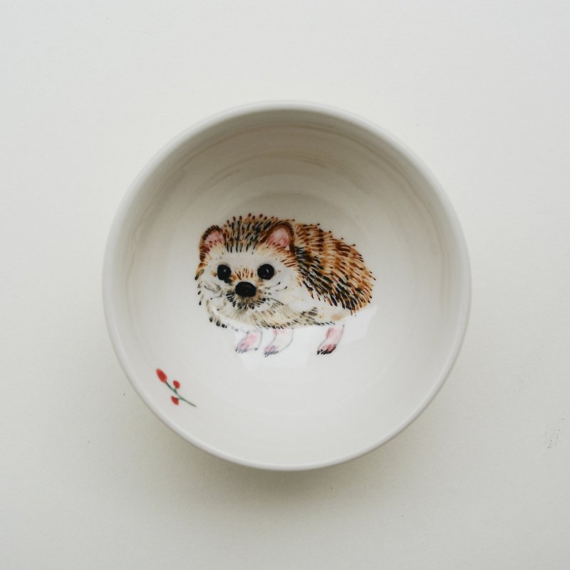 Hand-painted small tea cup-hedgehog and small red fruit - ถ้วย - เครื่องลายคราม สีนำ้ตาล