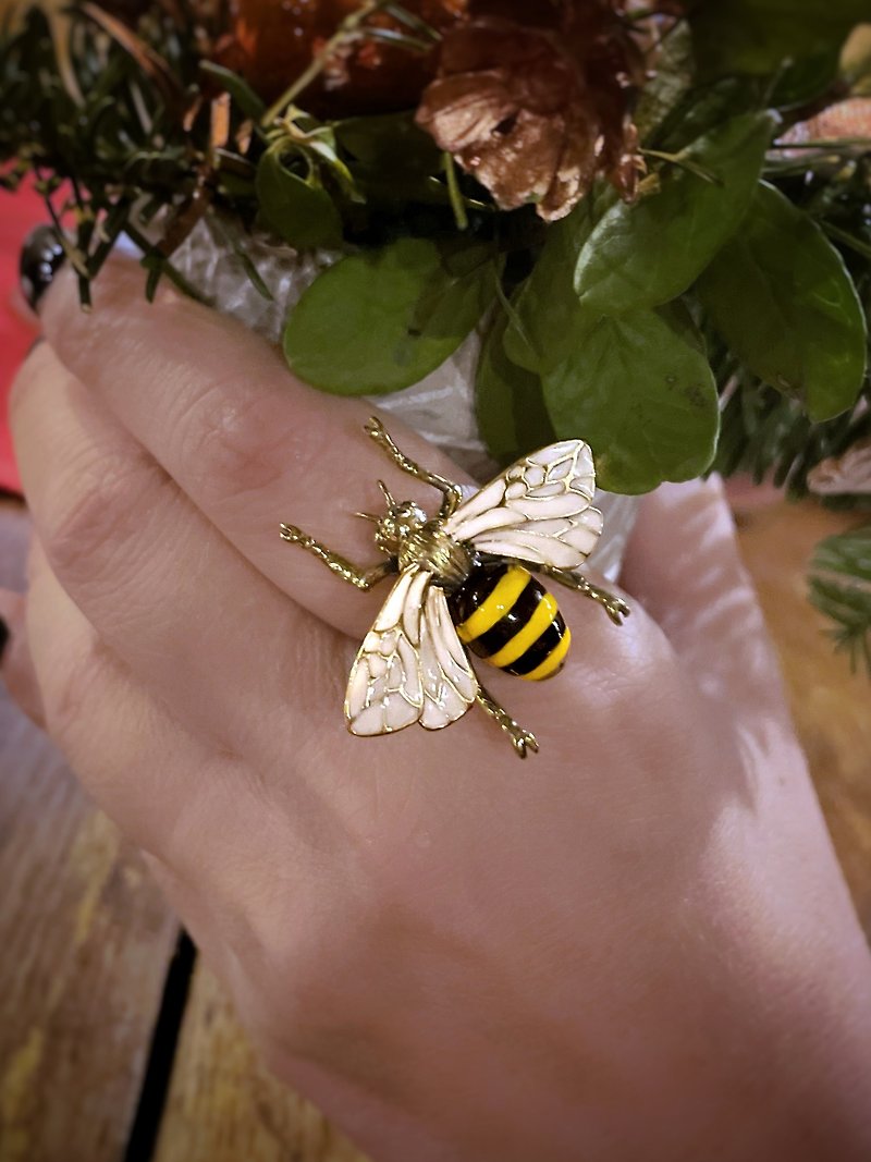 Flying Bee Ring in Brass With White Enamel Wings. Adjustable Size. - แหวนทั่วไป - โลหะ 