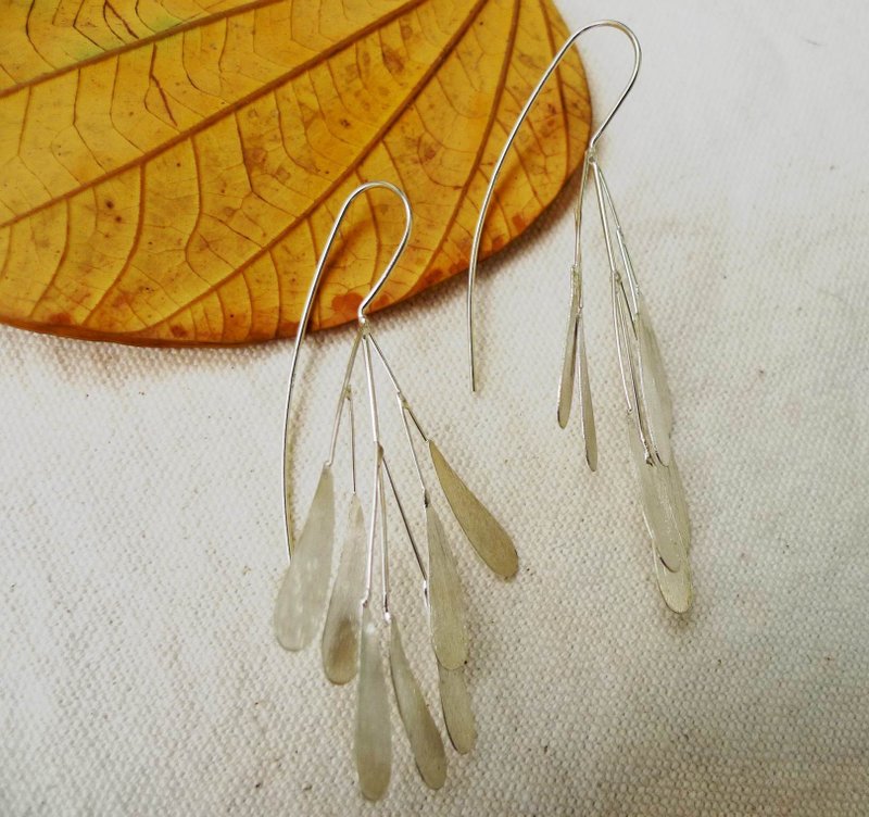 Minimalist_leaf Silver earrings - ต่างหู - โลหะ สีเทา