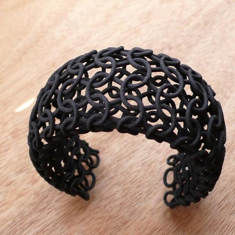 knit black bangle - สร้อยข้อมือ - พลาสติก สีดำ