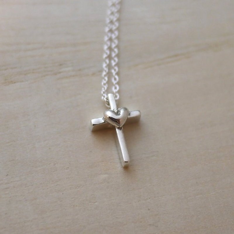 [Jin Xia Lin‧ Jewelry] Love Cross Necklace-Pure Silver Shiny Polished (Can also be vulcanized and dyed black) - Necklaces - Other Metals 