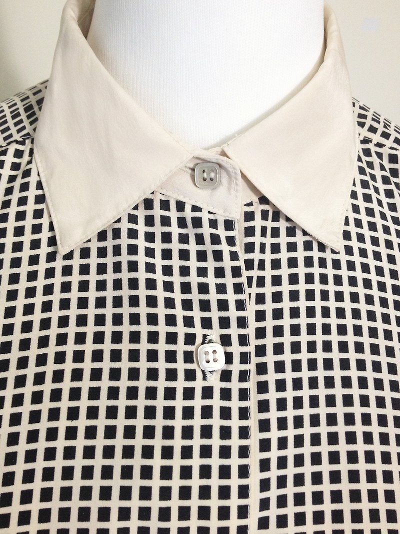 Ping-pong vintage [vintage shirt / checkered white vintage blouse] back high-quality selection of foreign VINTAGE - เสื้อเชิ้ตผู้หญิง - วัสดุอื่นๆ หลากหลายสี