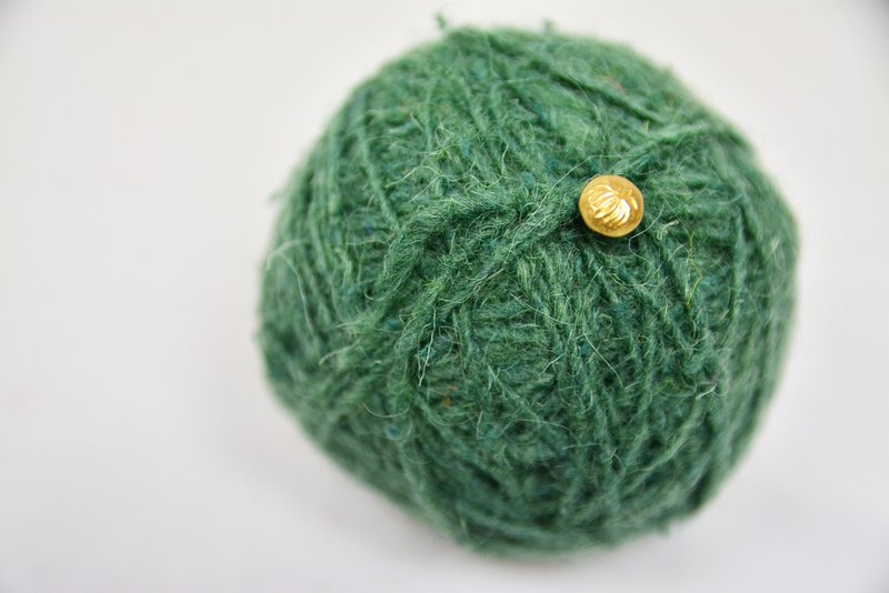 Dark green wool mix twine _ _ fair trade - เย็บปัก/ถักทอ/ใยขนแกะ - พืช/ดอกไม้ สีแดง