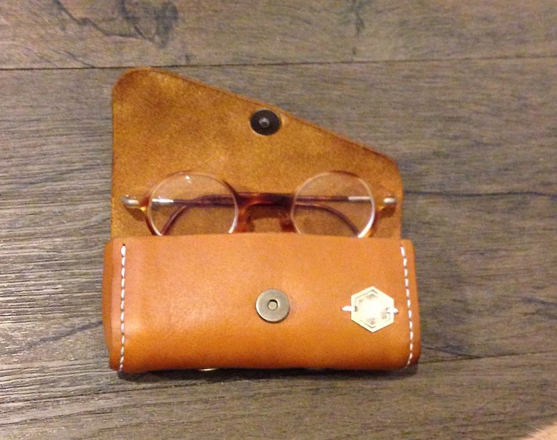 "many people watching you"Glasses Case (regular) - Glasses & Frames - Genuine Leather 