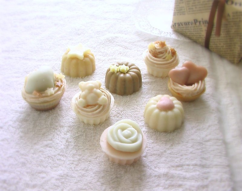 Cup cake series 8 into handmade soap gift. Wedding small things Valentine's Day graduation Christmas exchange gifts New Year - Body Wash - Plants & Flowers Multicolor