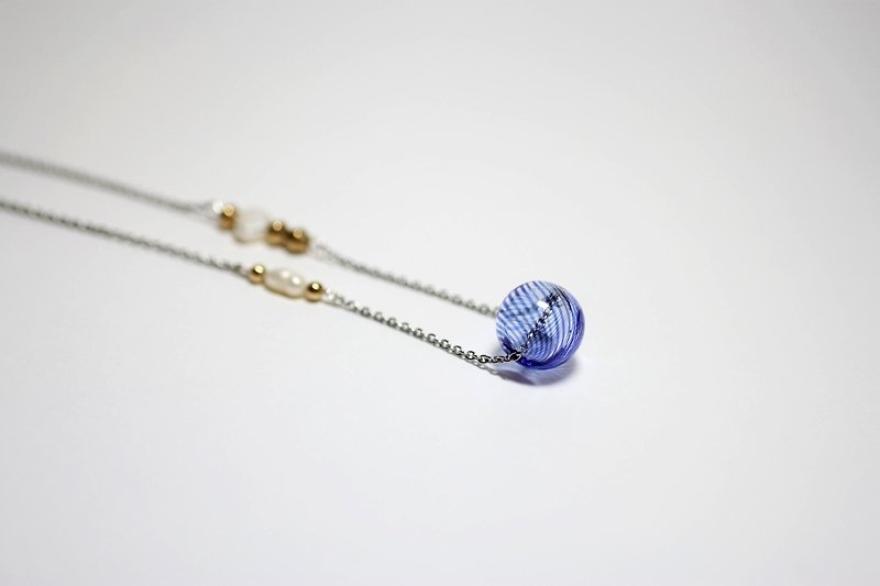Blue&Pearl 寶藍色條紋玻璃球珍珠黃銅項鍊 不鏽鋼鍊/長鍊/短鍊/鎖骨鍊 - 鎖骨鍊 - 其他金屬 藍色