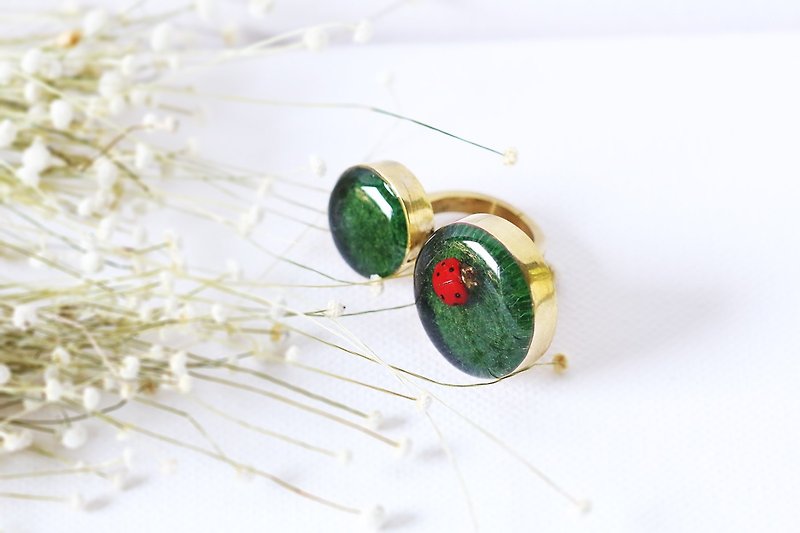 ladybug on the grass ring ( L size ) by linen. - General Rings - Other Metals 