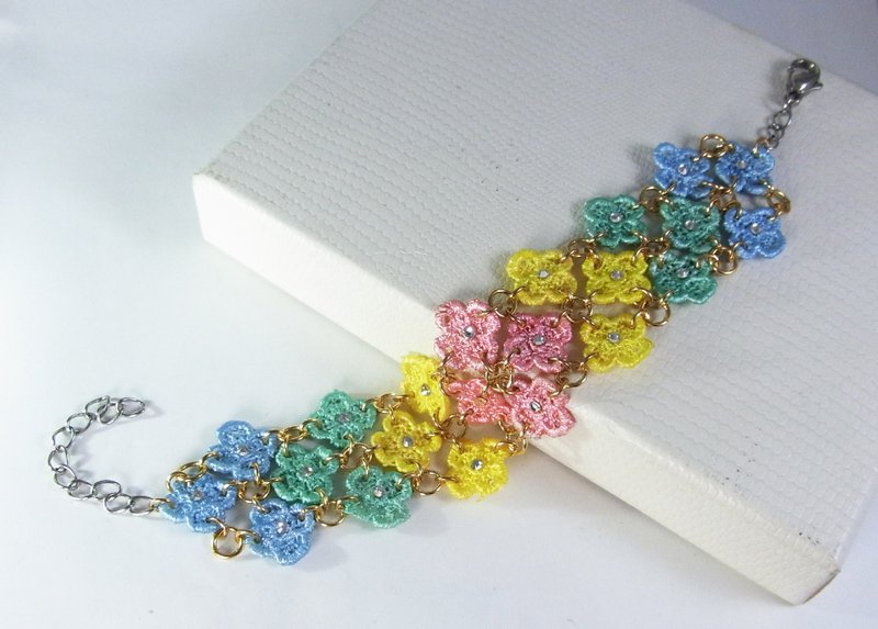 Fortunately, a small rainbow woven bracelet gorgeous version - สร้อยข้อมือ - วัสดุอื่นๆ หลากหลายสี