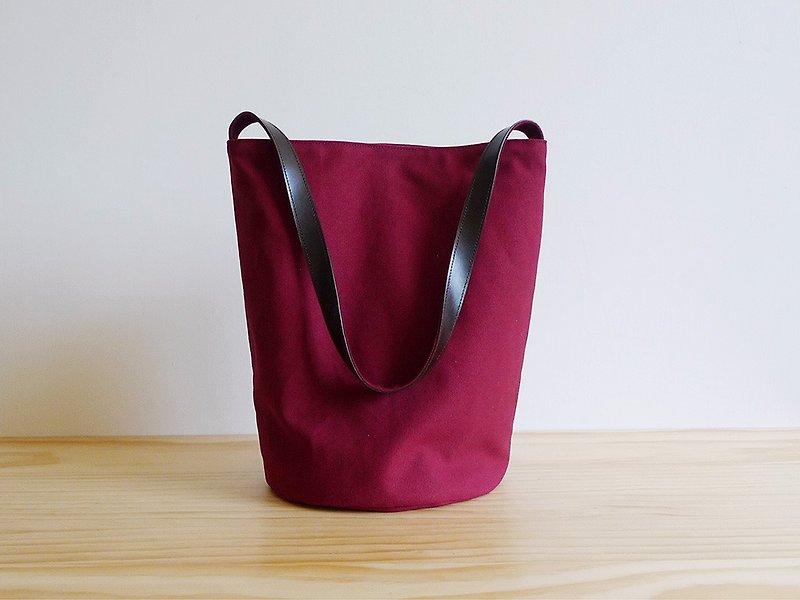 Dark red canvas small bucket (round) leather handle shoulder bag - กระเป๋าแมสเซนเจอร์ - ผ้าฝ้าย/ผ้าลินิน สีแดง
