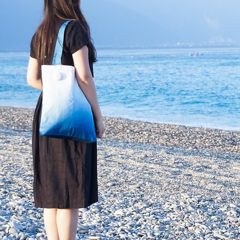 S.A x Ocean, Indigo dyed Handmade Natural Pattern Tote Bag - กระเป๋าแมสเซนเจอร์ - ผ้าฝ้าย/ผ้าลินิน สีน้ำเงิน