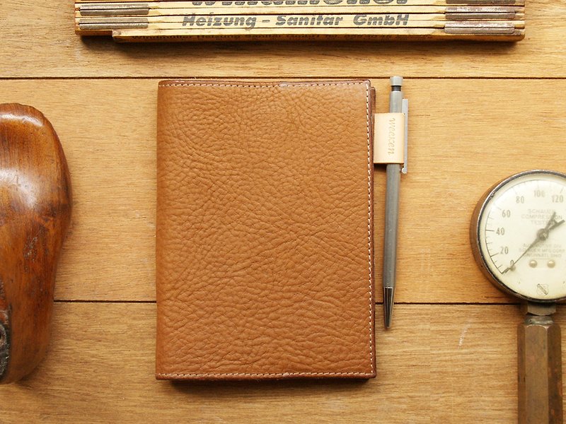 Leather Book Sleeve A6 ( Custom Name ) - Caramel Coffee - สมุดบันทึก/สมุดปฏิทิน - หนังแท้ สีนำ้ตาล