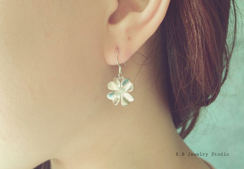 [Yancheng Gold Workshop] Clover earrings. 925 Silver one - Earrings & Clip-ons - Other Metals White