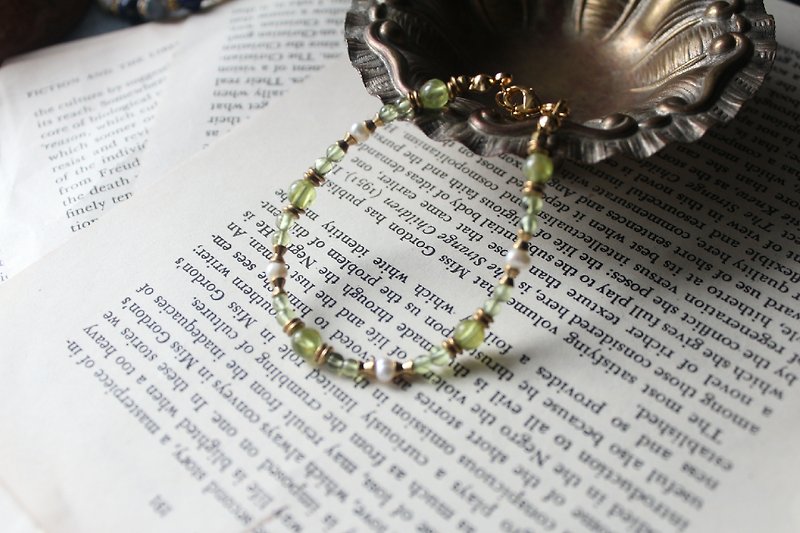 [The] feast Emerald.3 Emerald Series - Fruit olivine pearl bracelet brass - สร้อยข้อมือ - วัสดุอื่นๆ สีเขียว